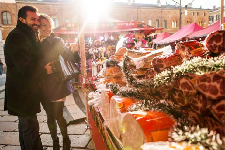 coppia che visita un mercatino di natale