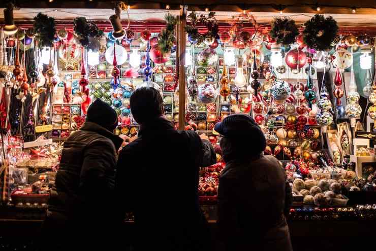 persone in un mercatino di natale