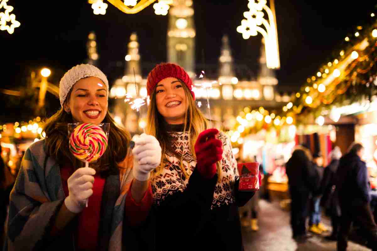 due ragazze in un mercatino di Natale