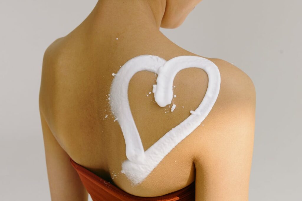 donna con cuore di crema sulla schiena