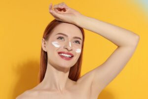 persona in primo piano con crema sul viso