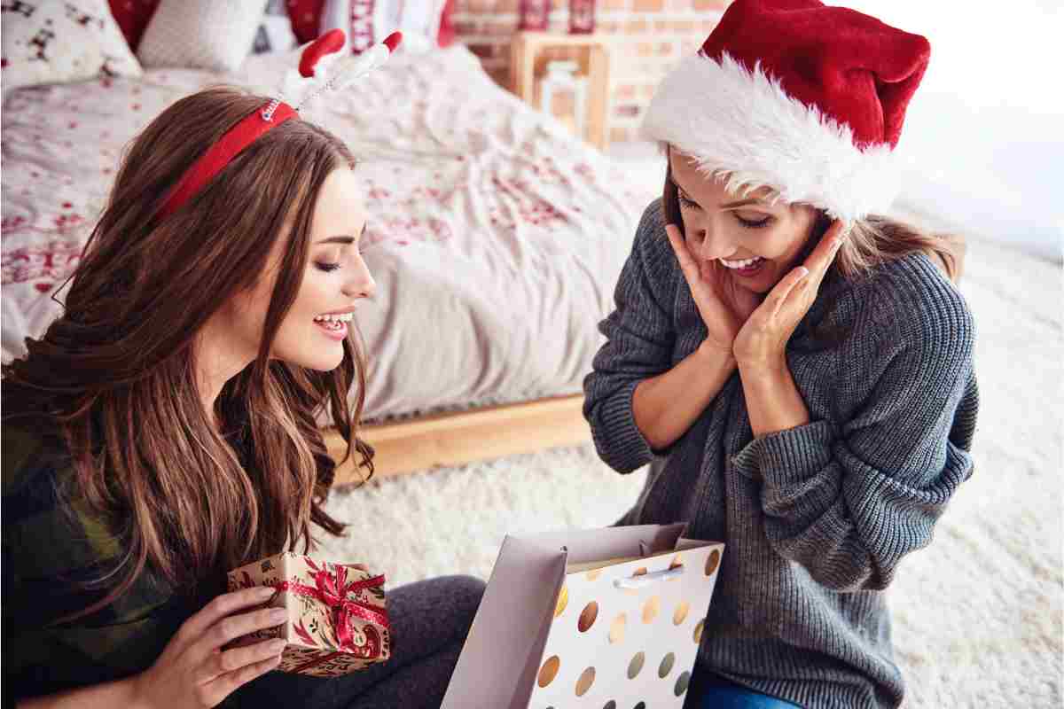 amiche che si scambiano regali di natale
