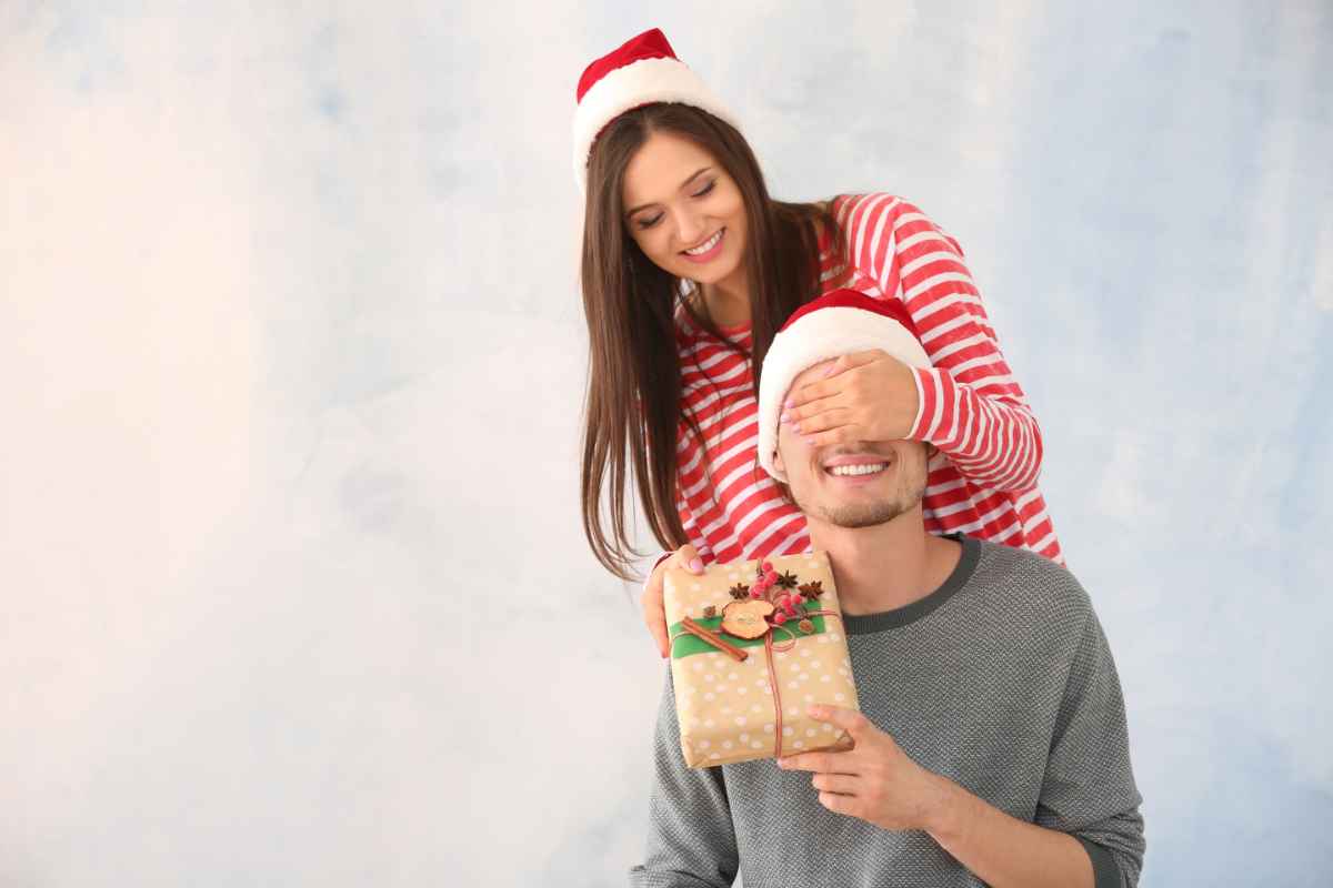 uomo che riceve un regalo di Natale da una donna