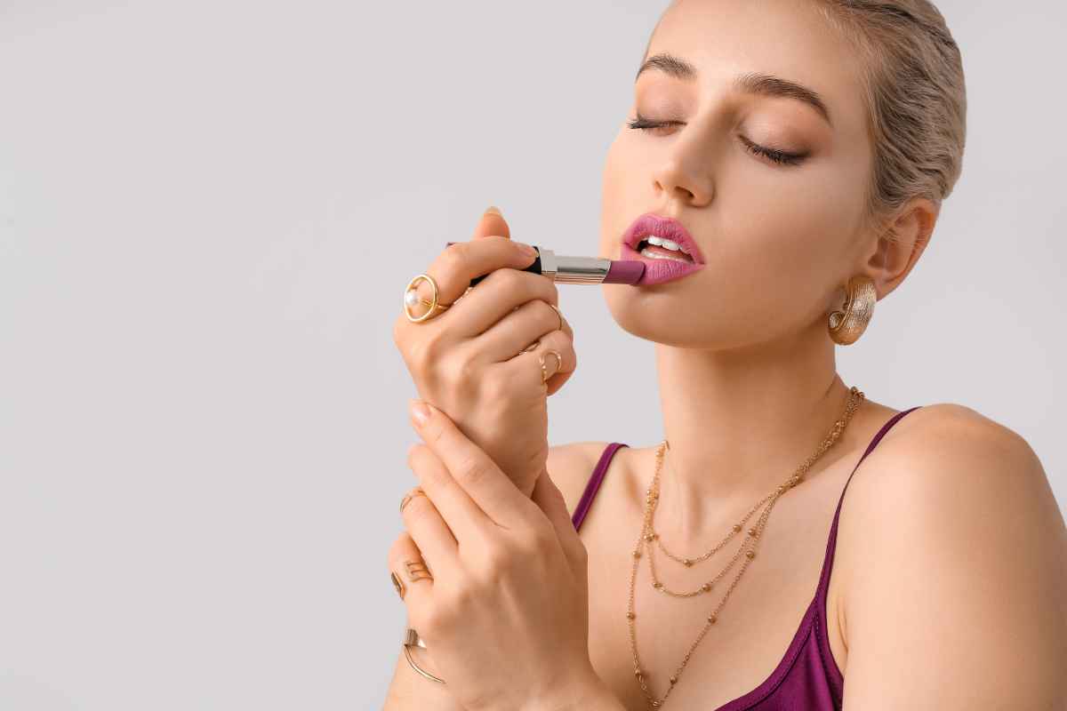 donna che mette il rossetto