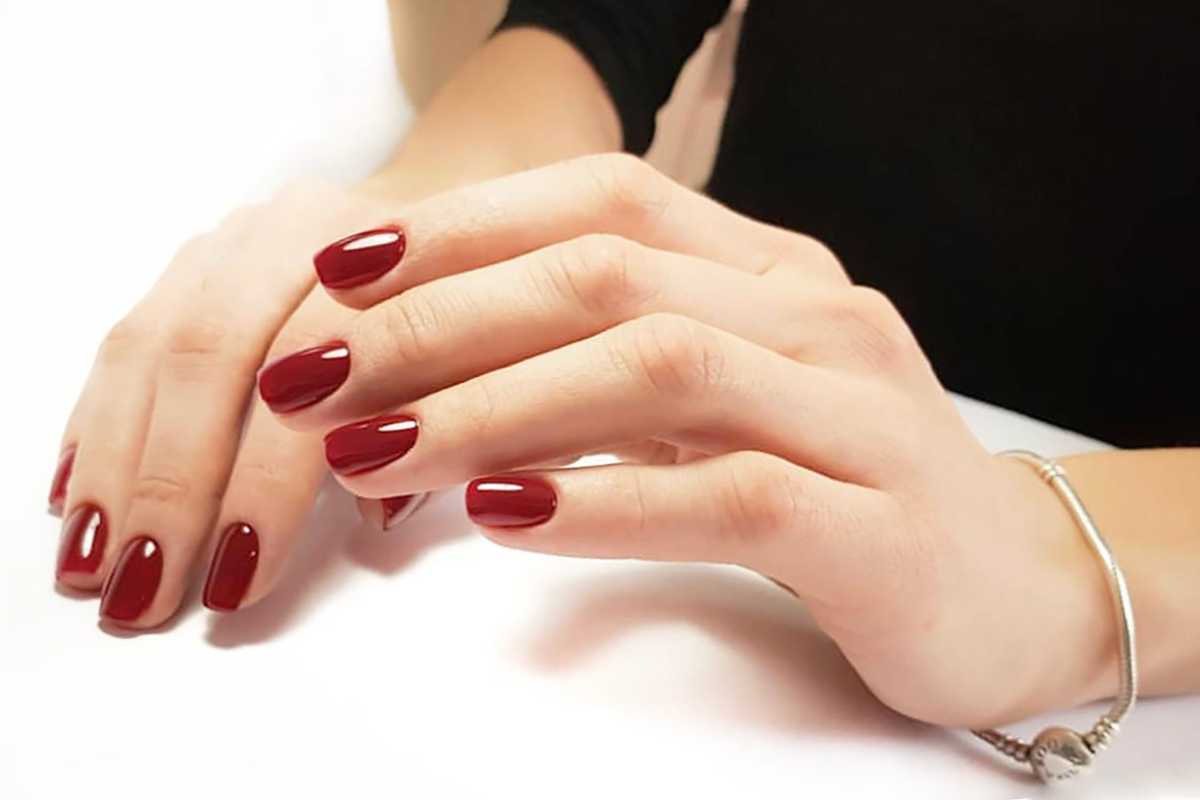 manicure smalto rosso