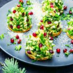 un piatto con antipasti natalizi a forma di alberello di Natale