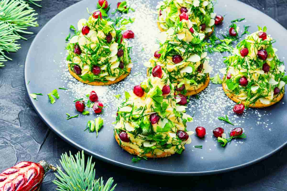 un piatto con antipasti natalizi a forma di alberello di Natale