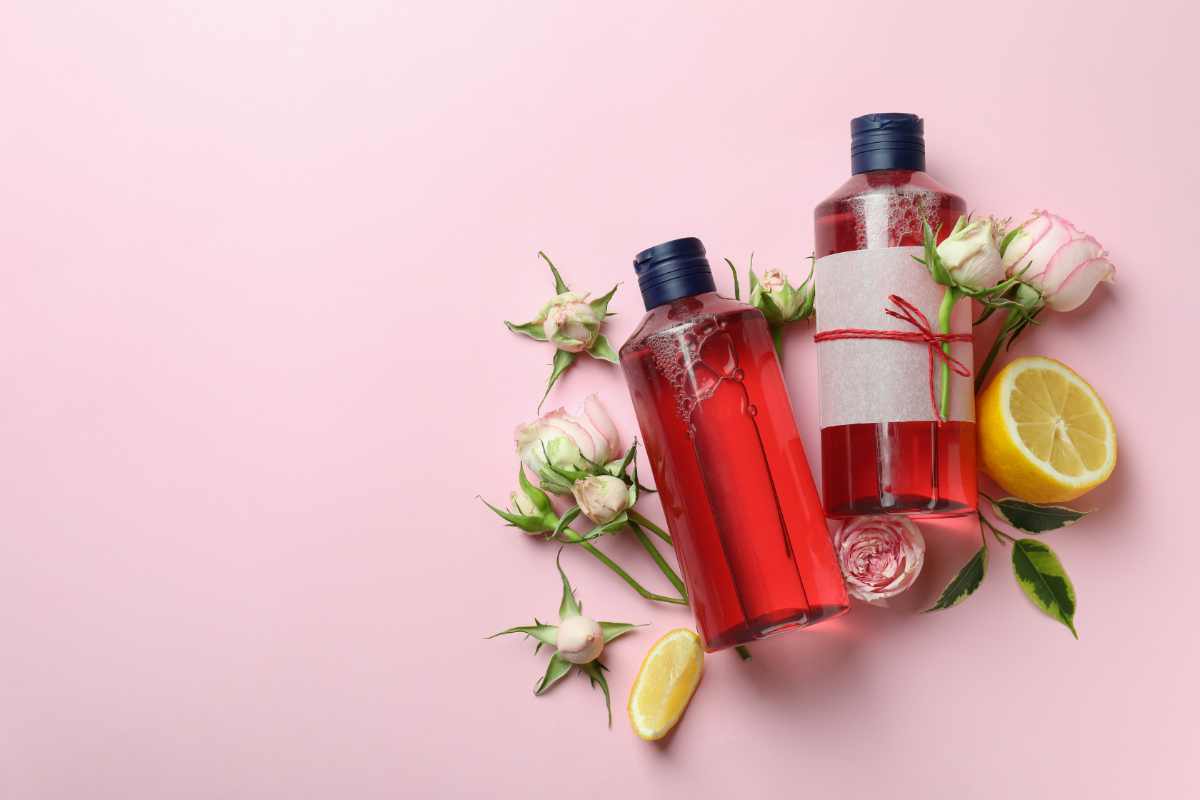 bagnoschiuma e ingredienti naturali su sfondo rosa