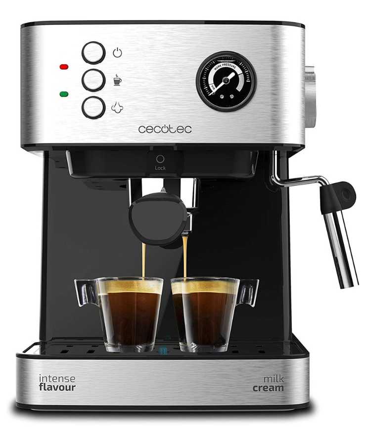 macchina da caffè argentata con due tazzine di caffè