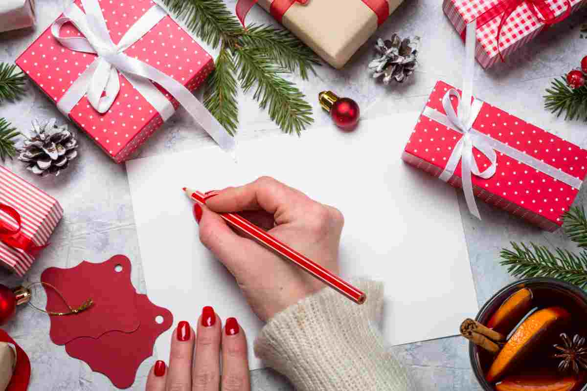 donna che scrive wishlist di Natale