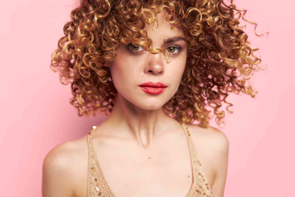 donna con capelli ricci