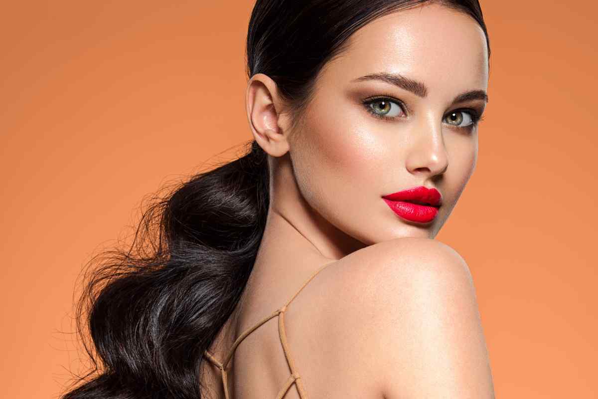 donna mora truccata con rossetto rosso perfetto