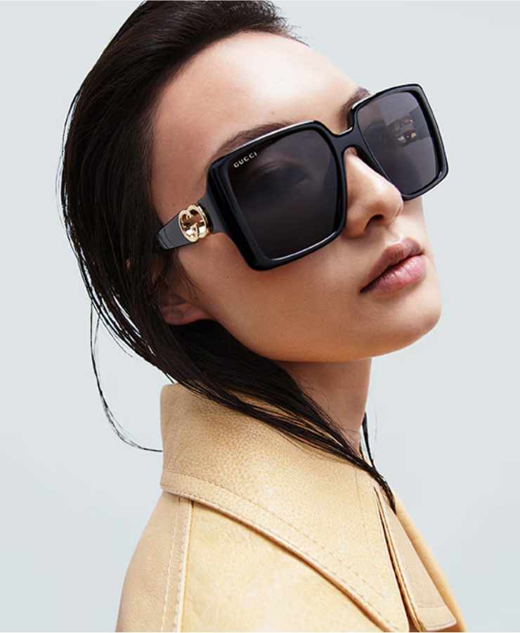 modella occhiali da sole neri quadrati oversize