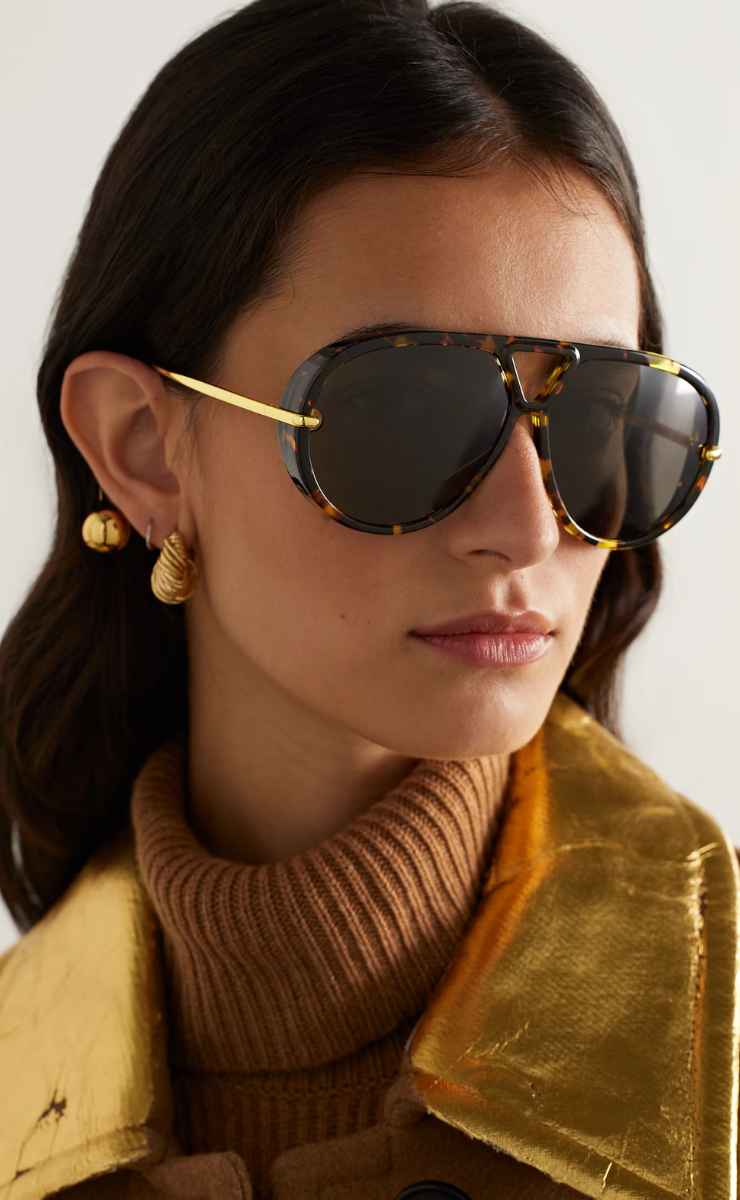 modella con occhiali da sole aviator
