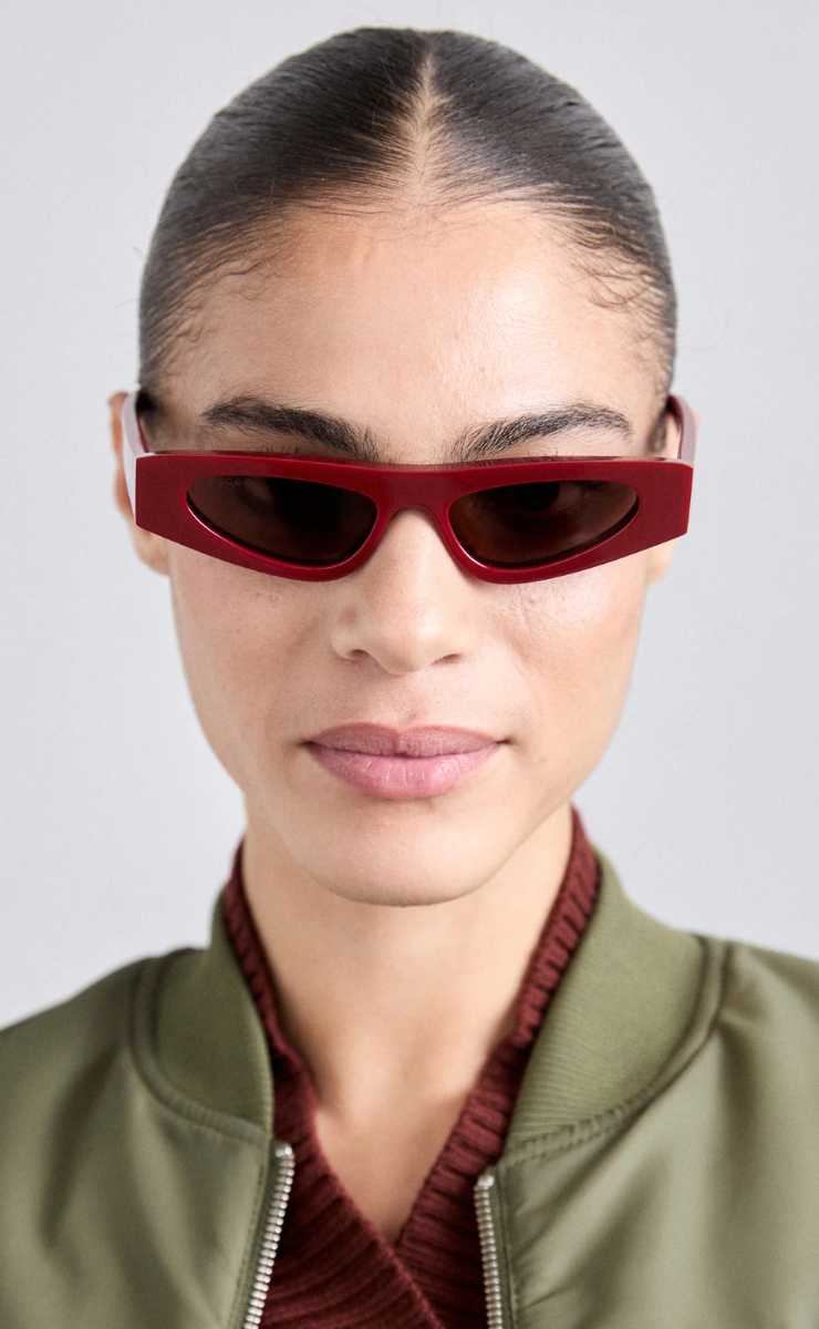 modella occhiali da sole cat-eye bordeaux Gucci 