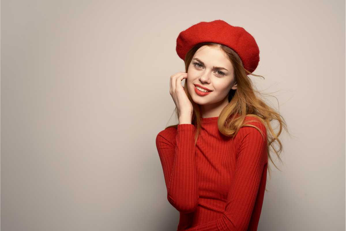 donna con outfit rosso ciliegia