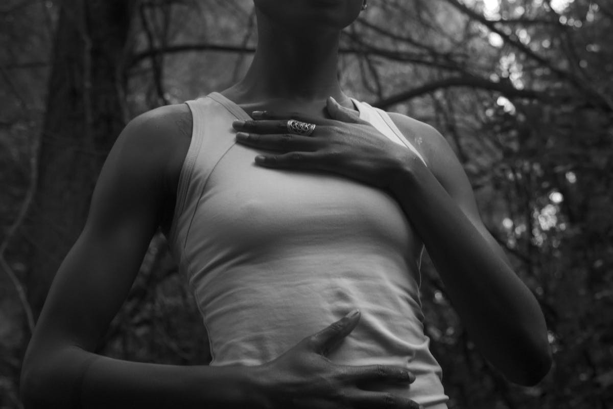 donna con seno piccolo black and white foto