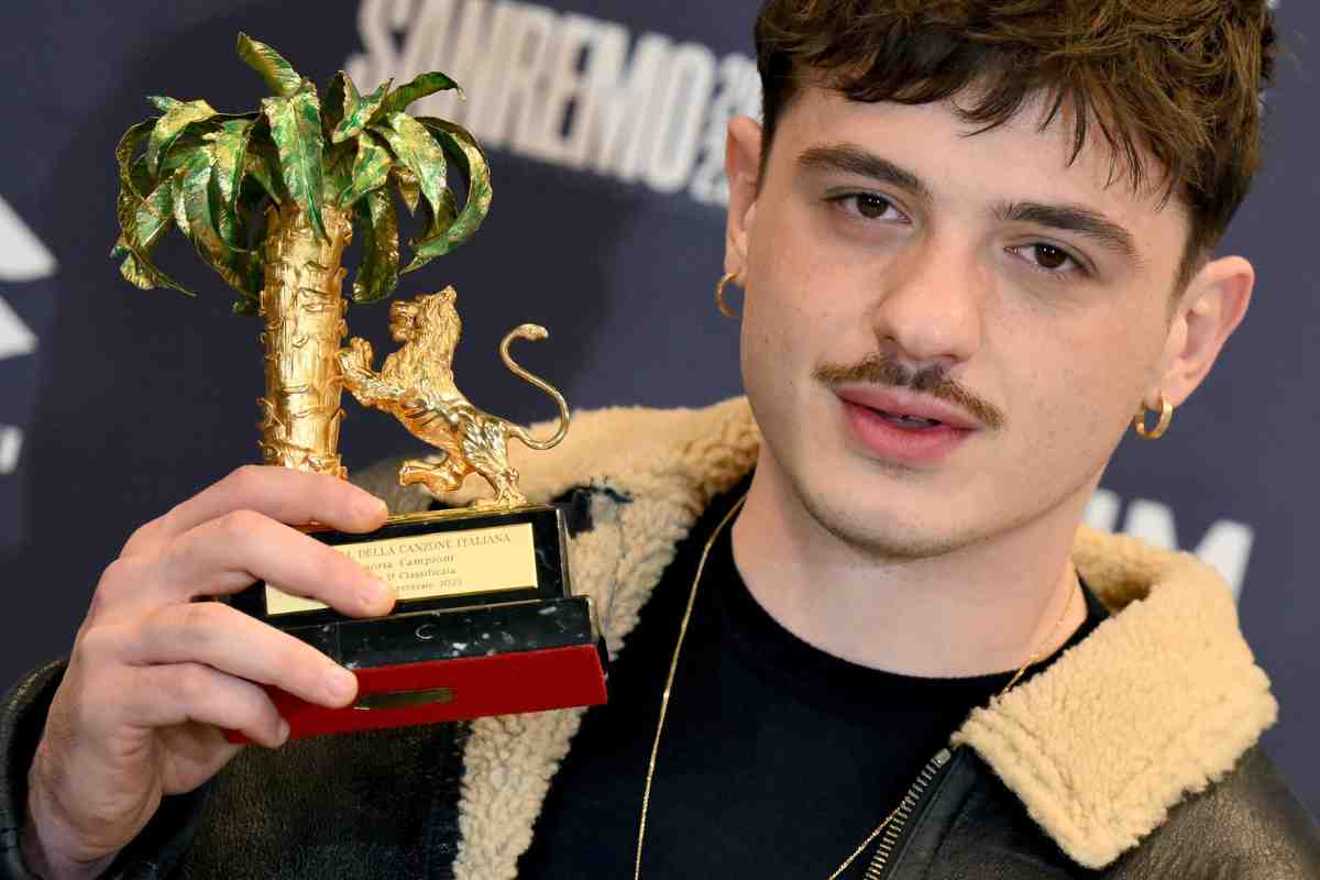 Olly con il trofeo vinto al Festival di Sanremo