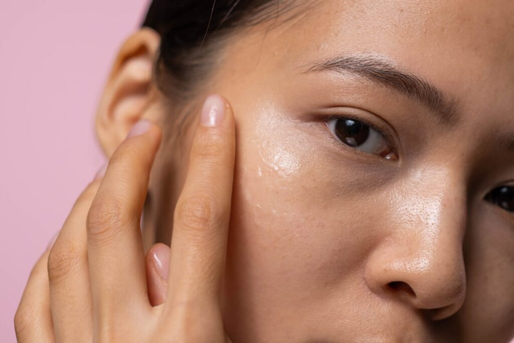 donna che spalma siero viso