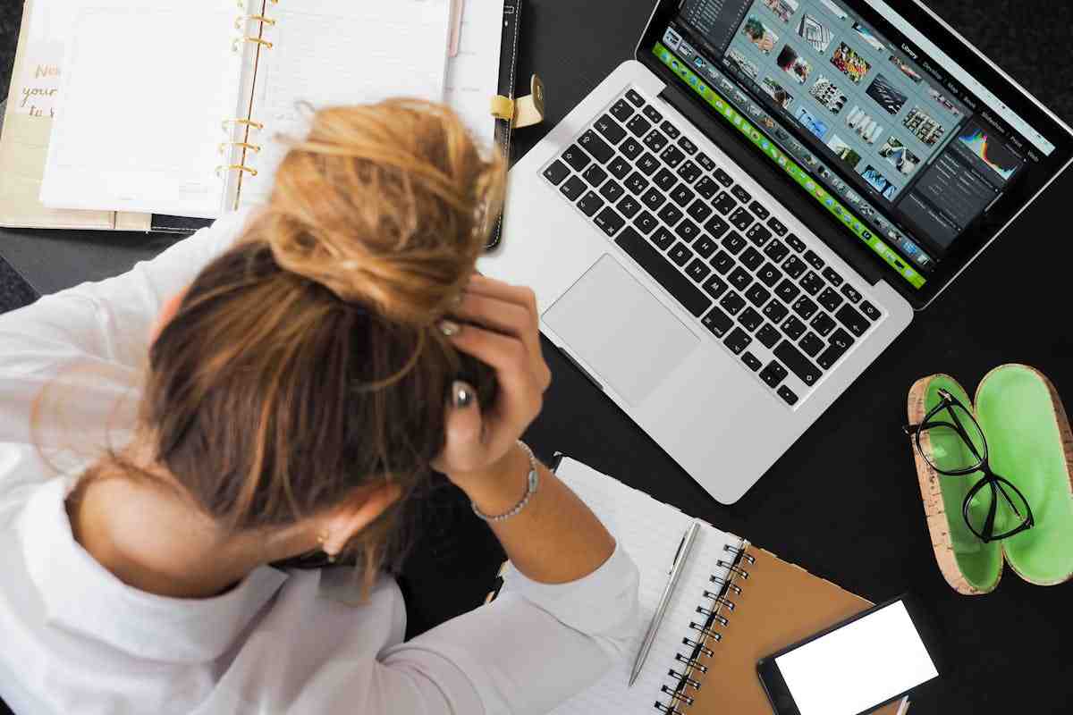 donna stressata al pc