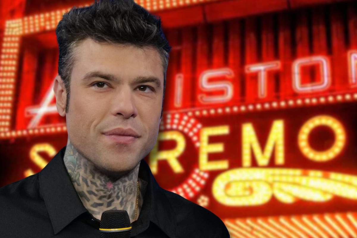 Primo piano di Fedez e insegna dell'Ariston nello sfondo