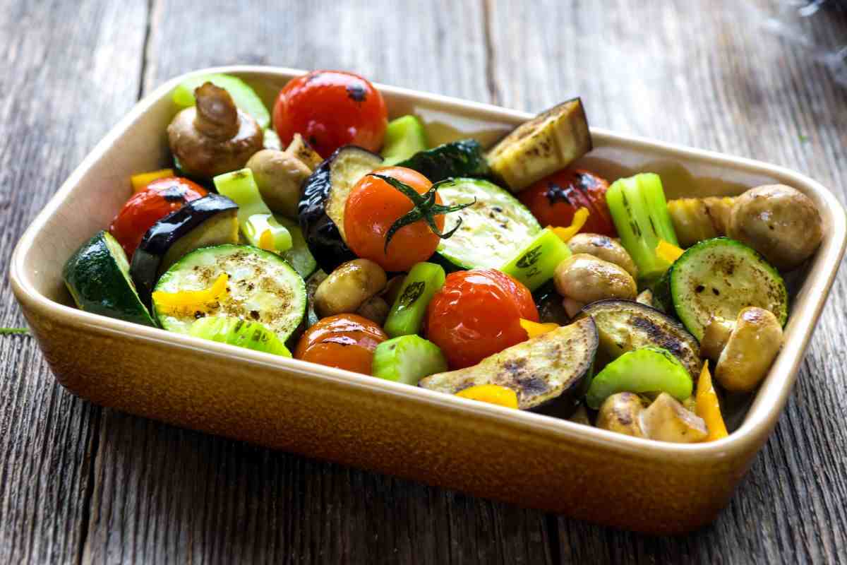 verdure tagliate in una pirofila