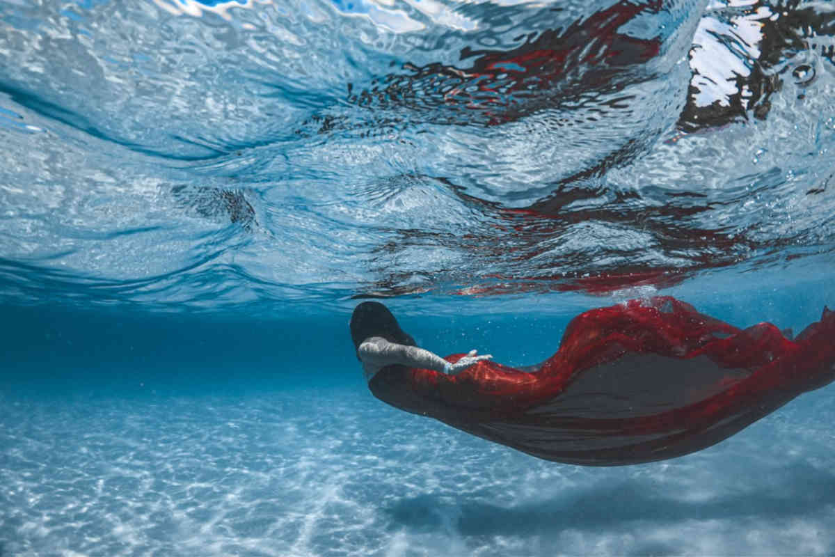 Una ragazza sott'acqua