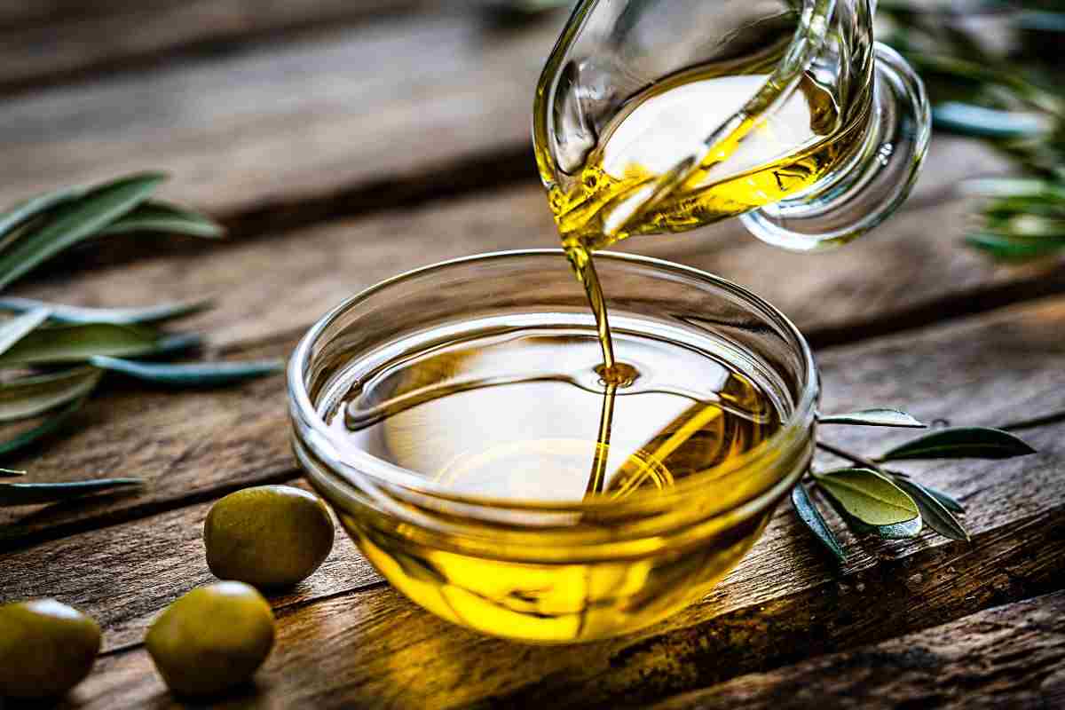 olive e ciotola con olio di oliva