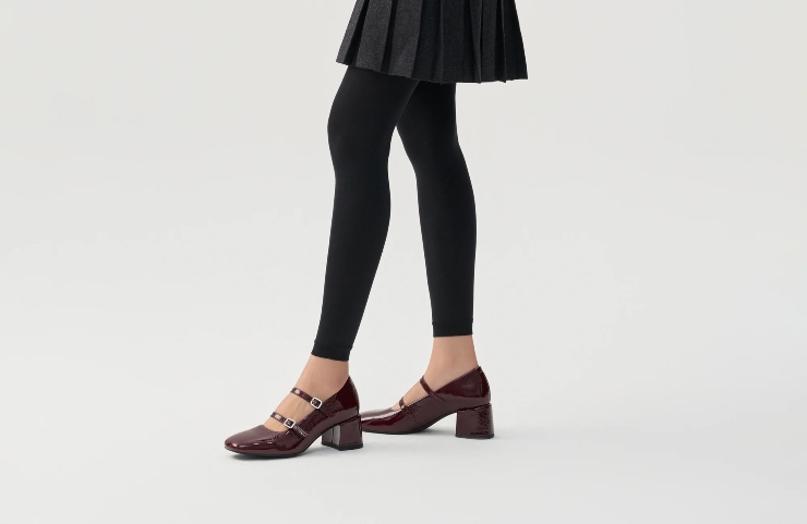 modella con scarpe in vernice