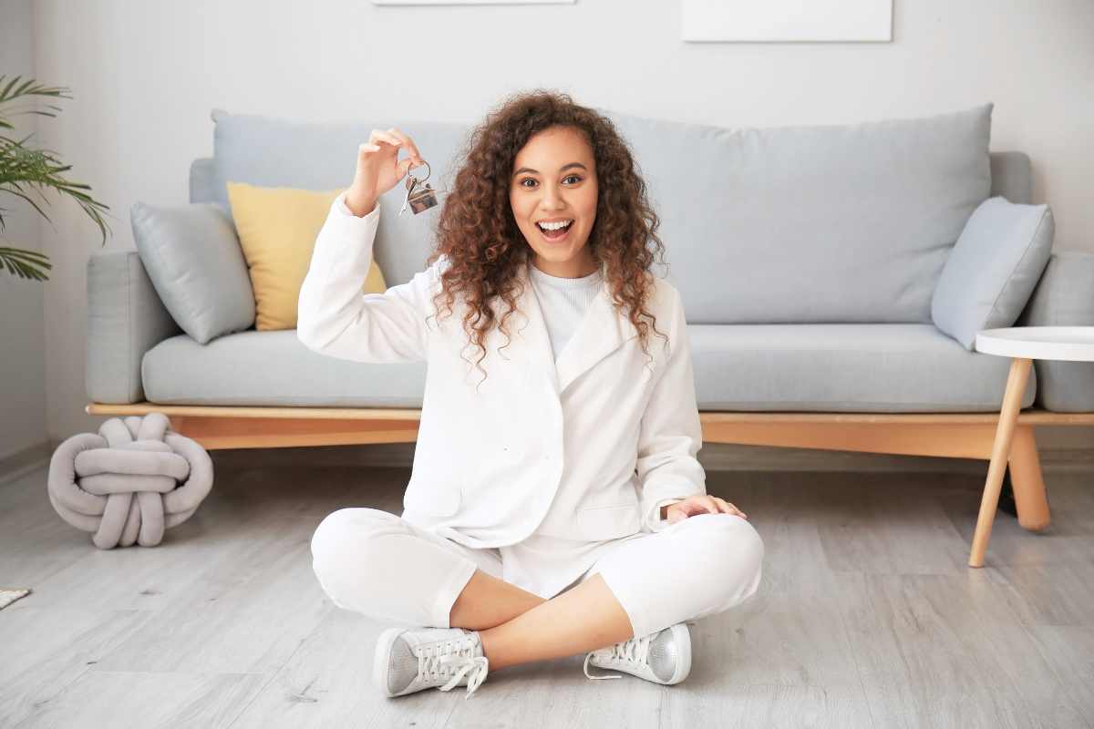 ragazza con chiavi di casa in mano