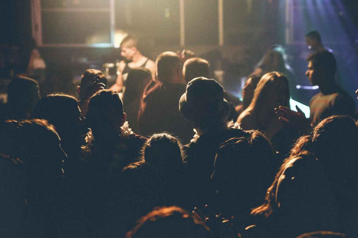 persone in discoteca