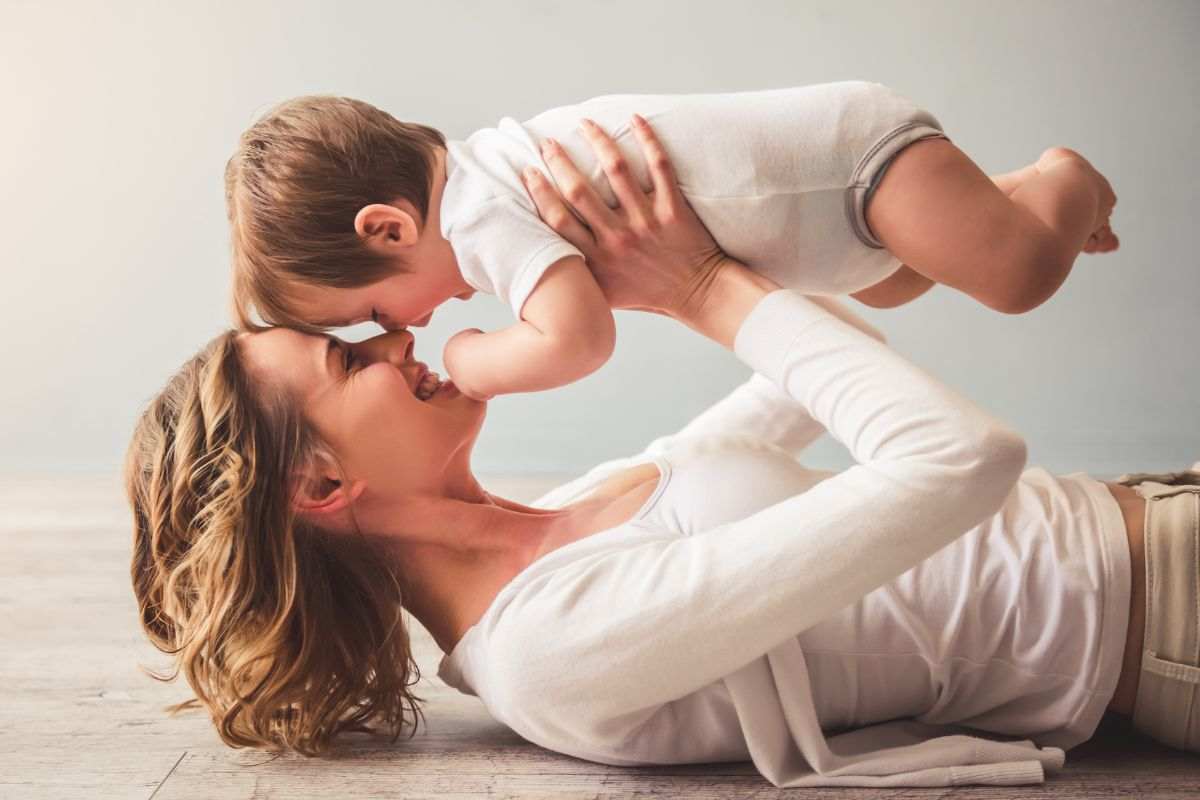 mamma sdraiata con bambino in braccio