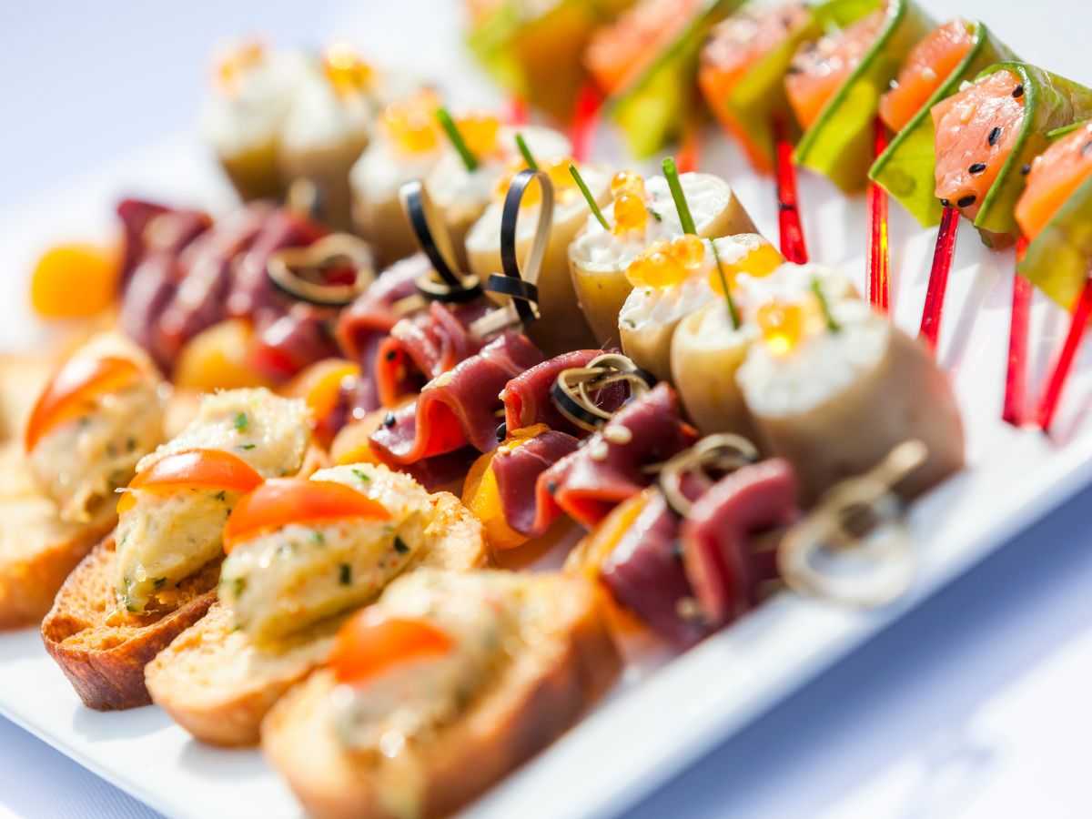 vari antipasti su vassoio bianco