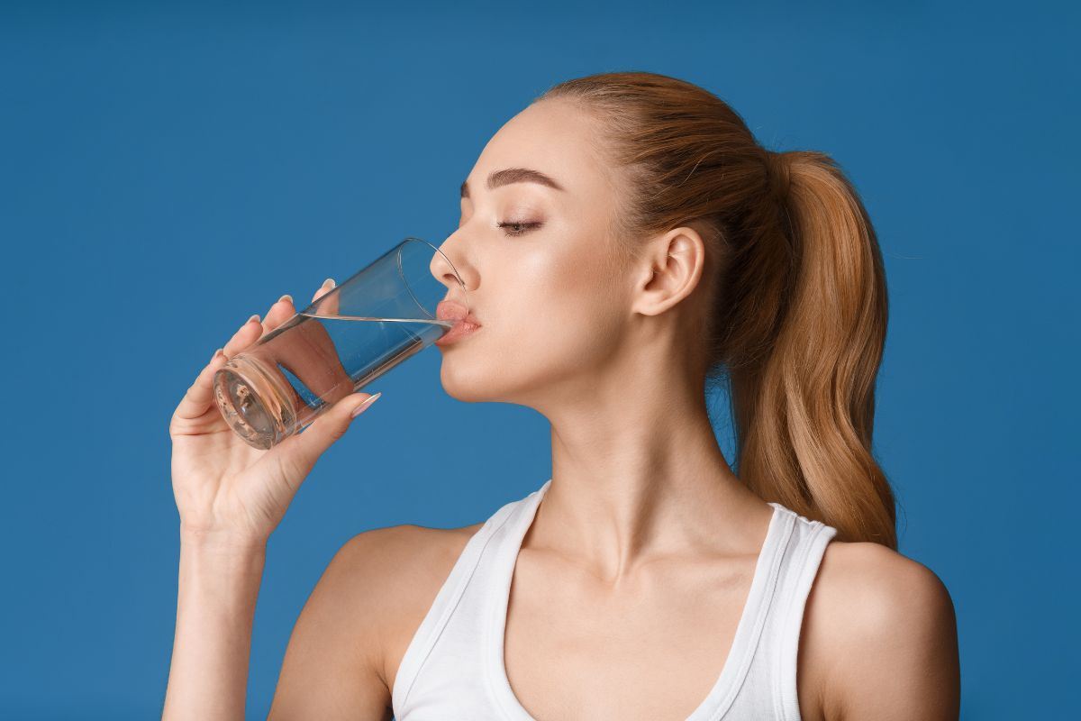 persona che beve acqua