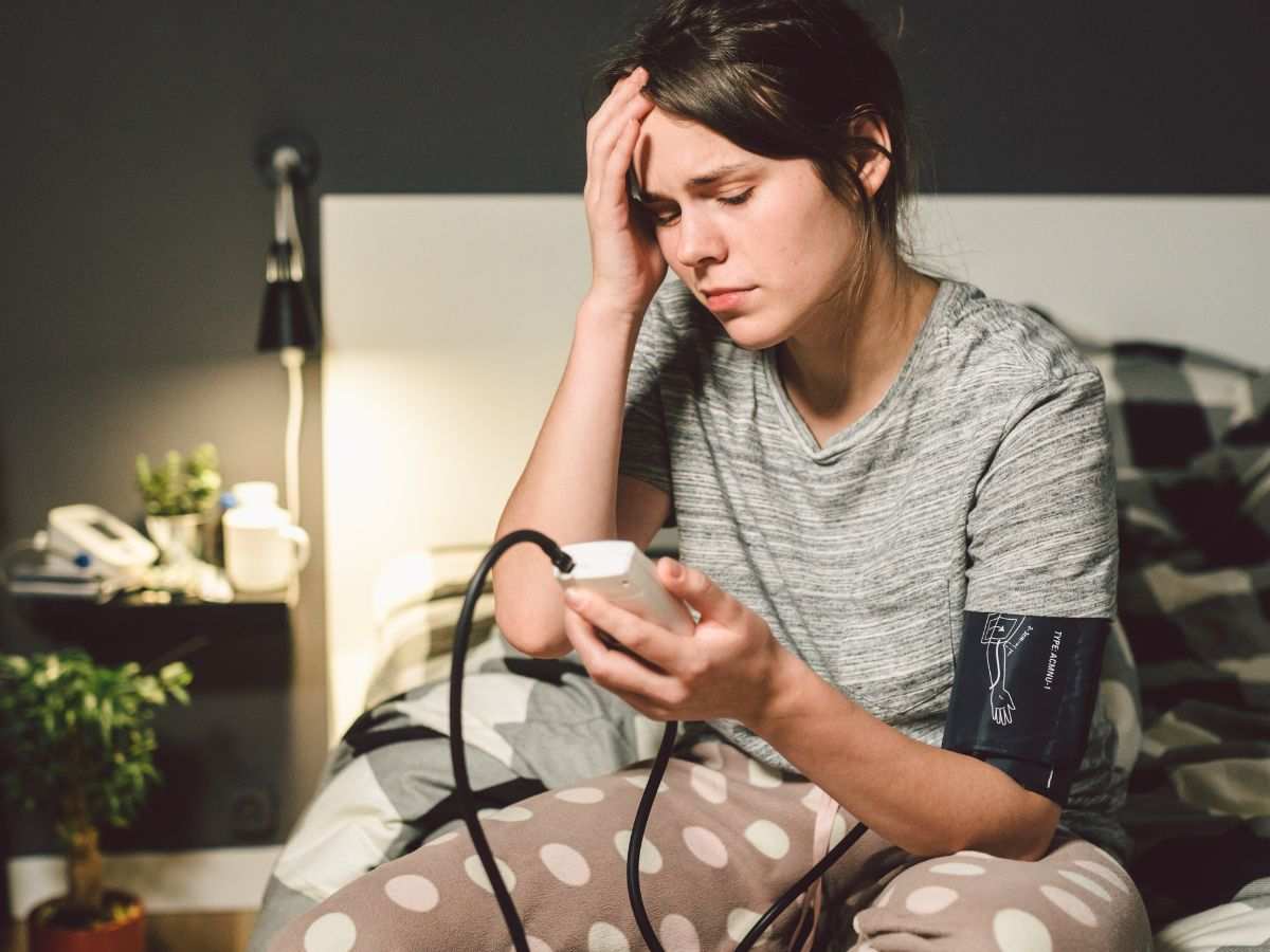 ragazza che prova la pressione sanguigna