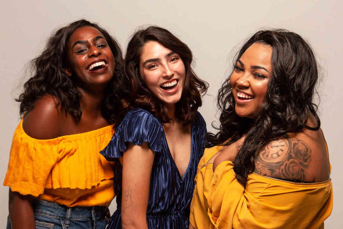 Tre ragazze che sorridono