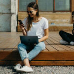 Ragazza al laptop e smartphone