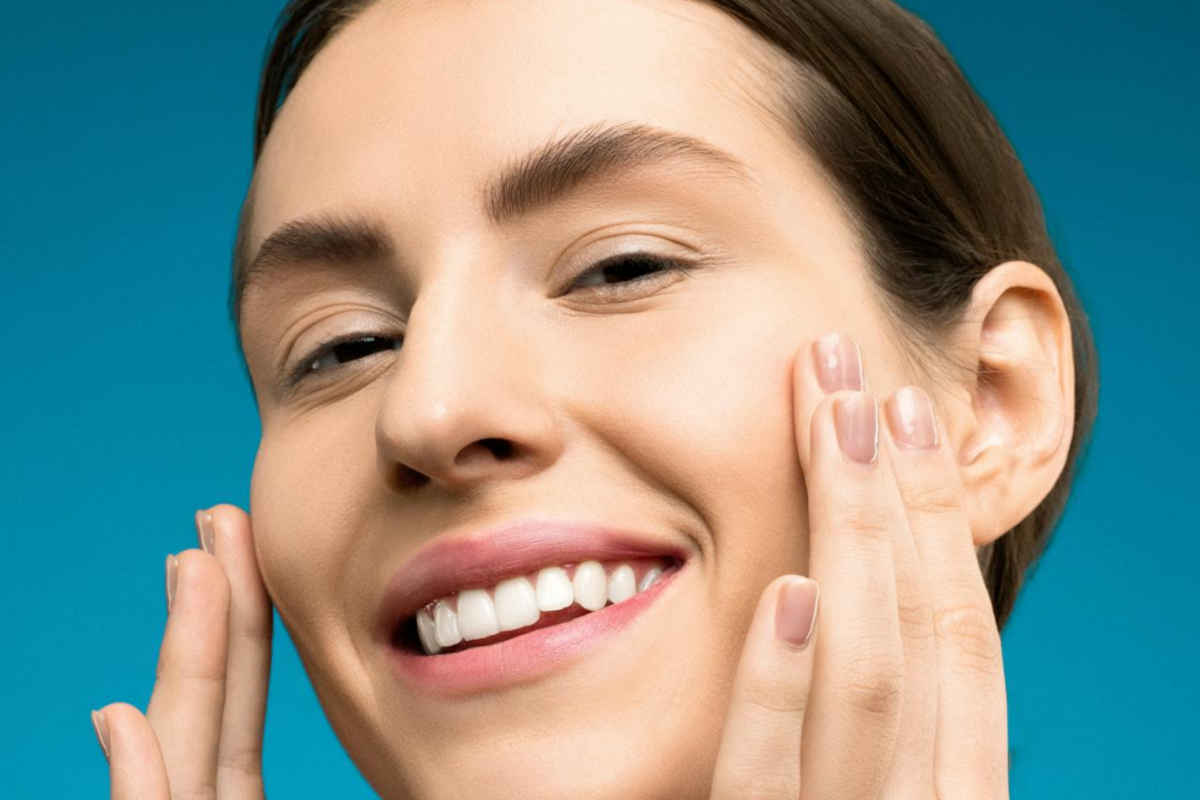 Donna che si tocca la pelle del viso