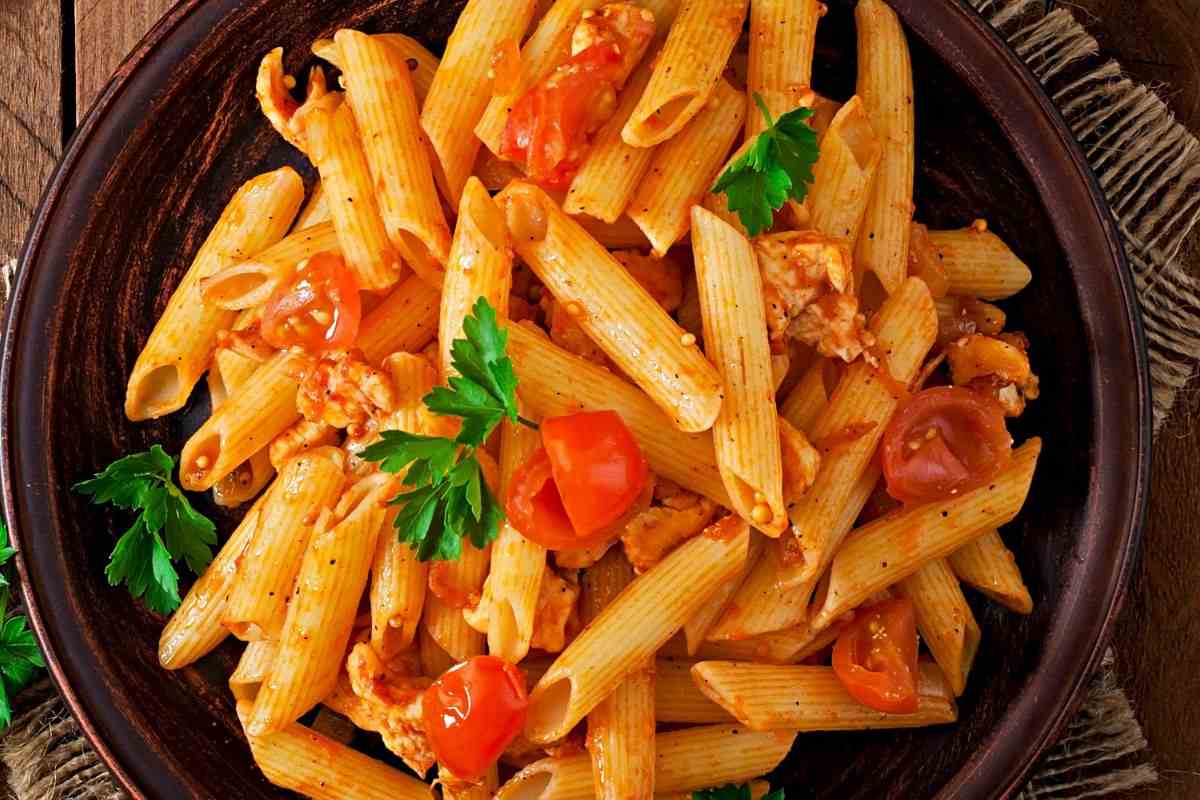 piatto di penne con salmone e pomodori