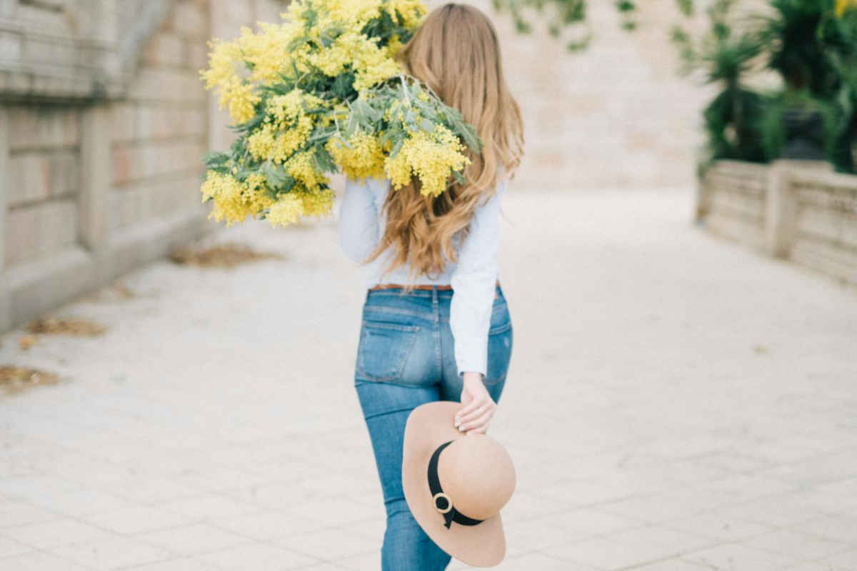 Ragazza con le mimose sulle spalle