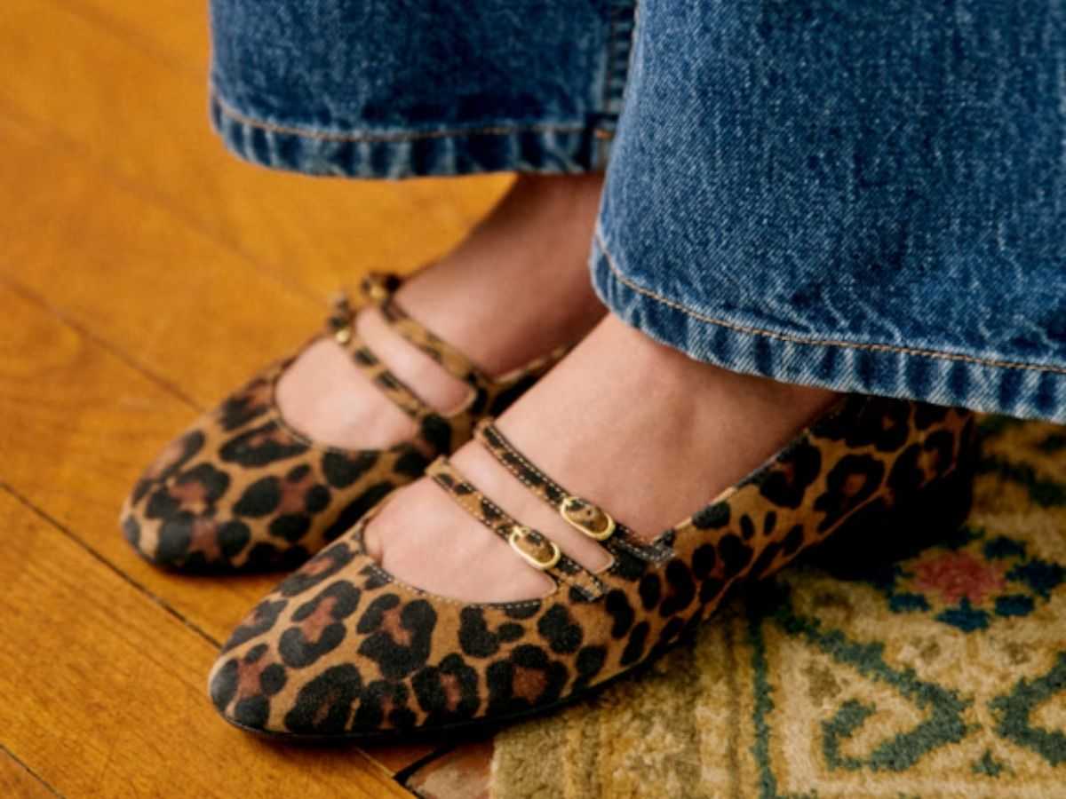 modella Sezane con scarpe basse