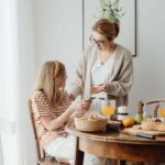donne che chiacchierano a tavola