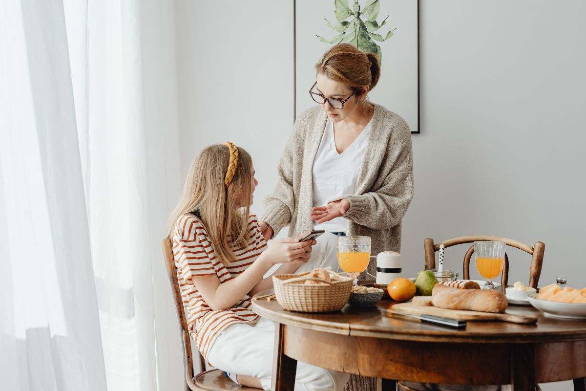 donne che chiacchierano a tavola
