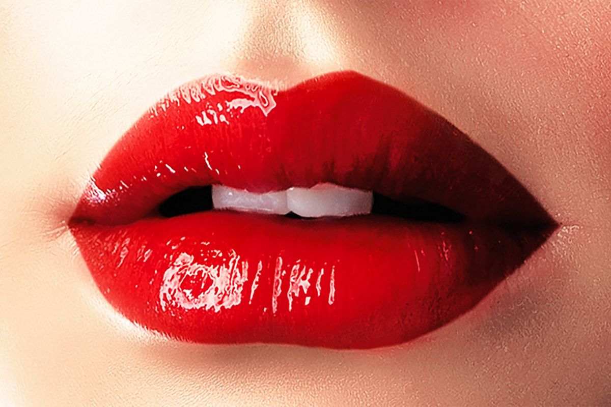persona con trucco labbra rosso