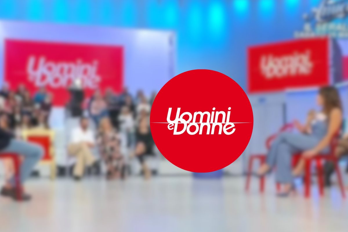 Logo Uomini e Donne e studio nello sfondo