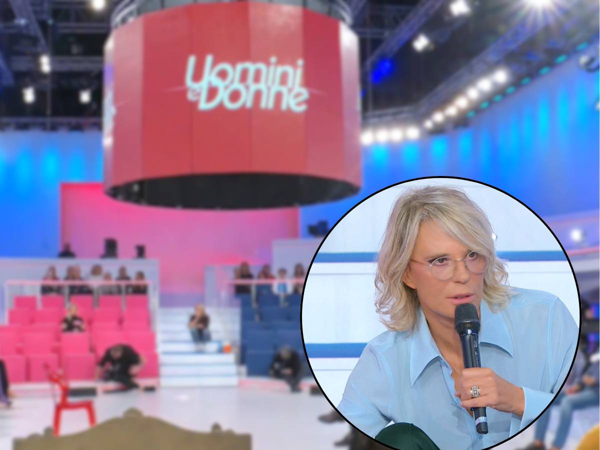 Studio di Uomini e Donne nello sfondo e Maria De Filippi