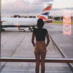 Ragazza di spalle in aeroporto