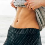 ragazza mostra la pancia piatta dopo aver fatto la dieta