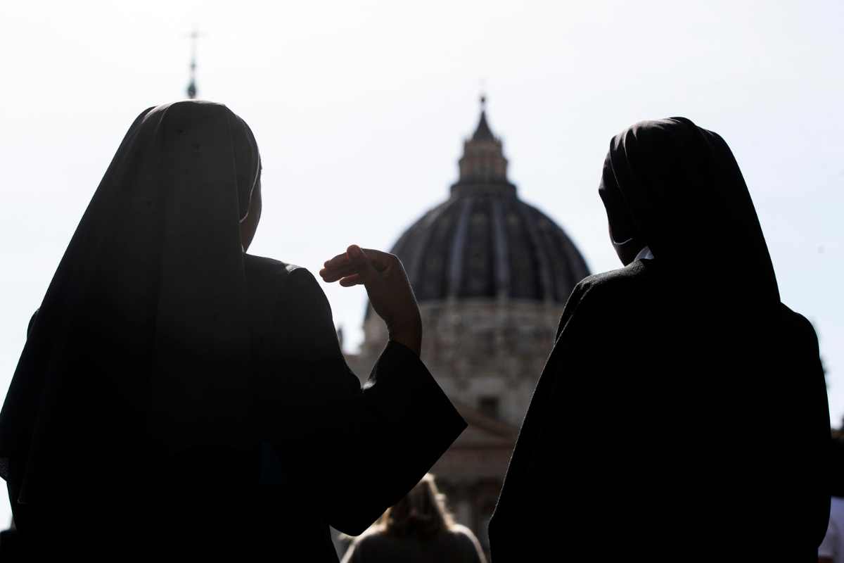 suore a San Pietro in lutto per la morte di papa Francesco