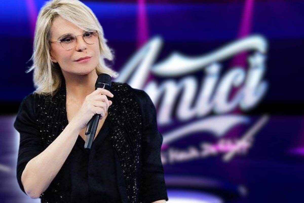 Maria De Filippi e logo Amici